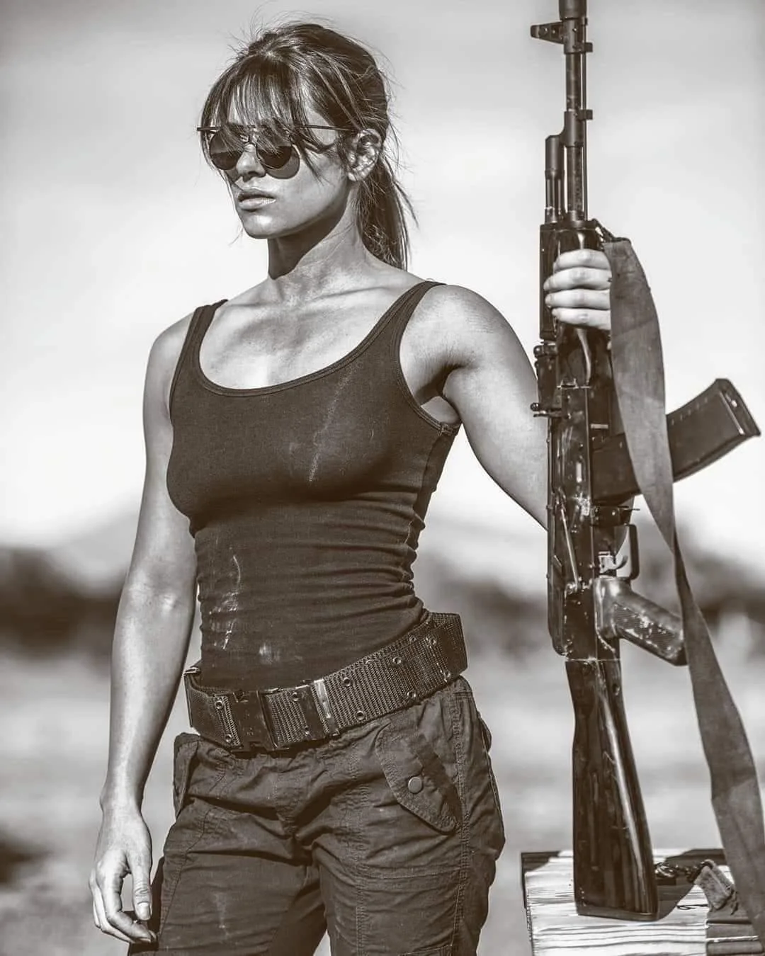 Linda Hamilton picture 1 of 1