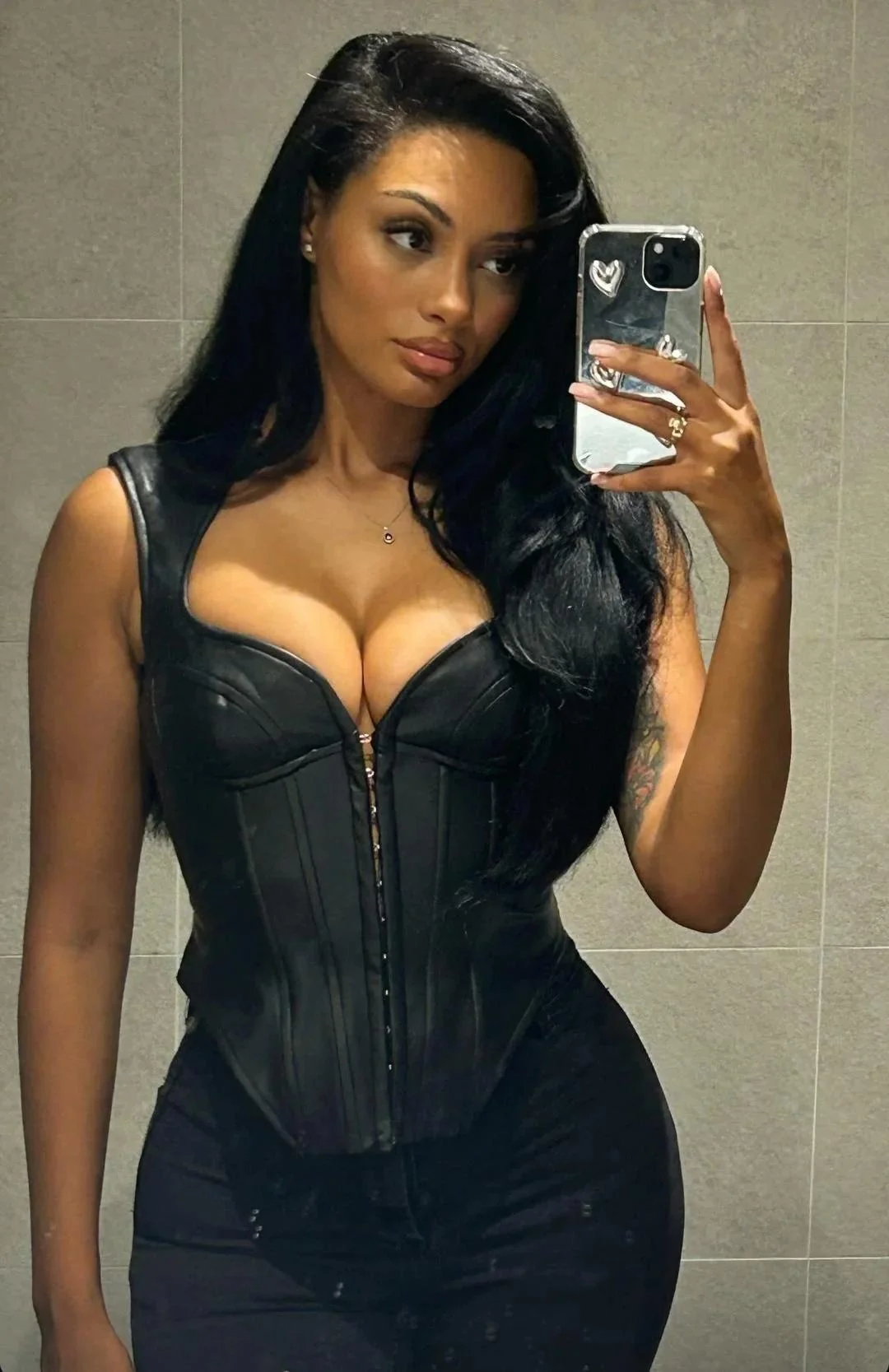 Yasmin Seky picture 3 of 3