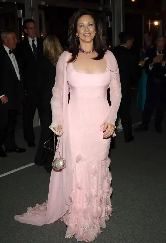 Lynda Carter picture 4 of 5