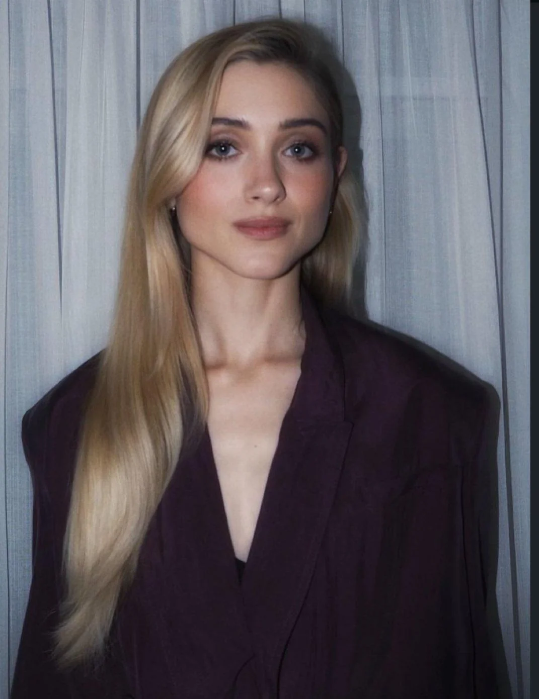 Natalia Dyer picture 1 of 1