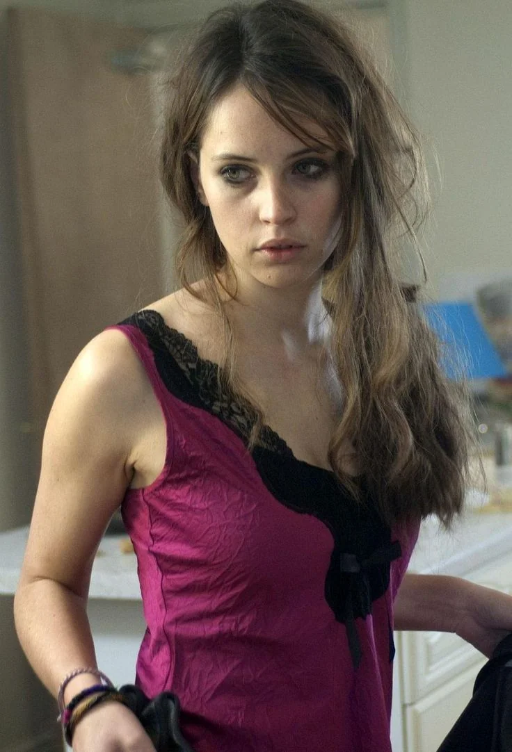 Felicity Jones picture 1 of 7