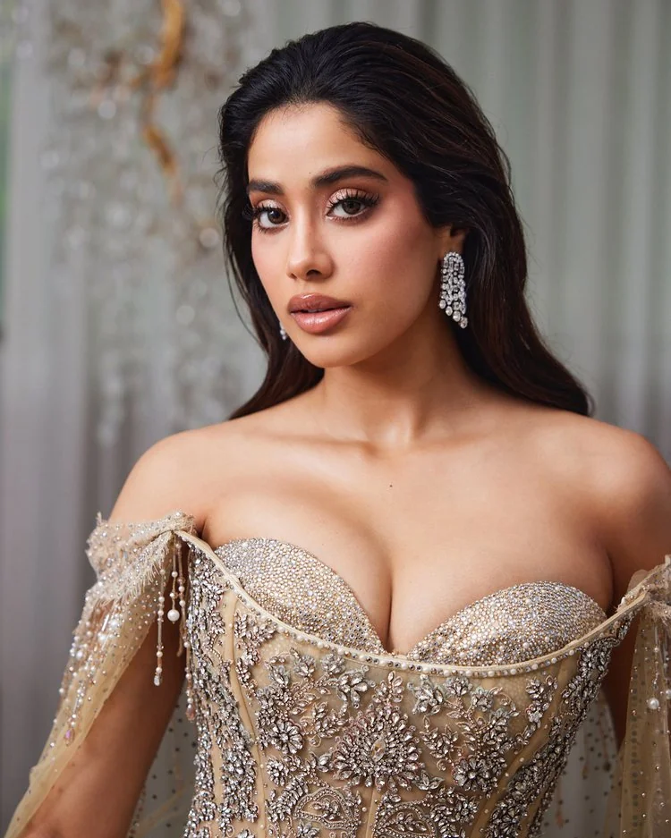 Janhvi Kapoor picture 2 of 4