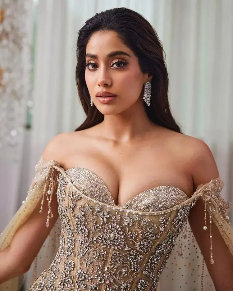 Janhvi Kapoor picture 4 of 4