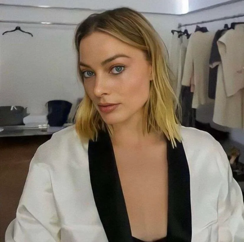 Margot Robbie picture 2 of 5