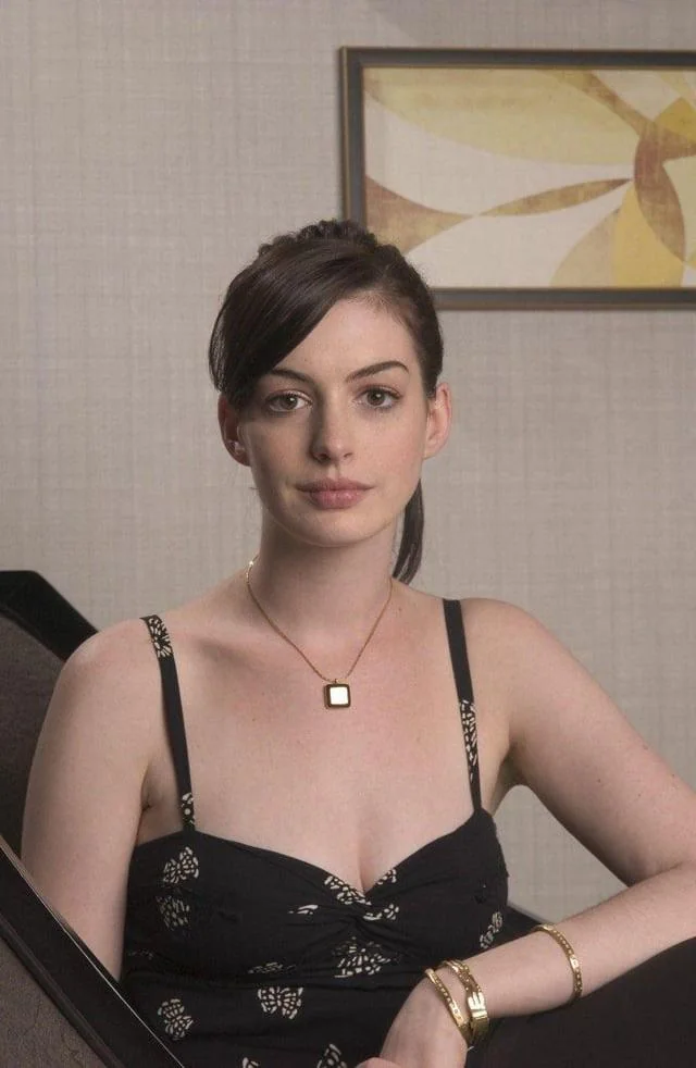 Anne Hathaway picture 2 of 13