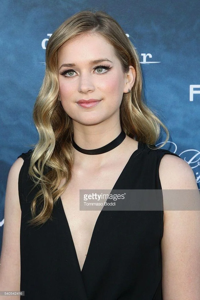 Elizabeth Lail picture 7 of 20