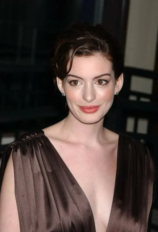 Anne Hathaway picture 4 of 6