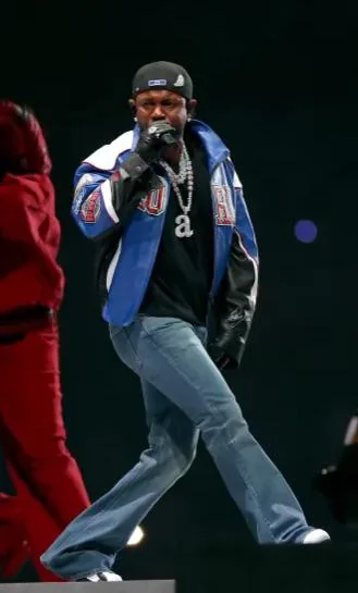 Kendrick was wearing women’s jeans during the Super Bowl picture 1 of 1